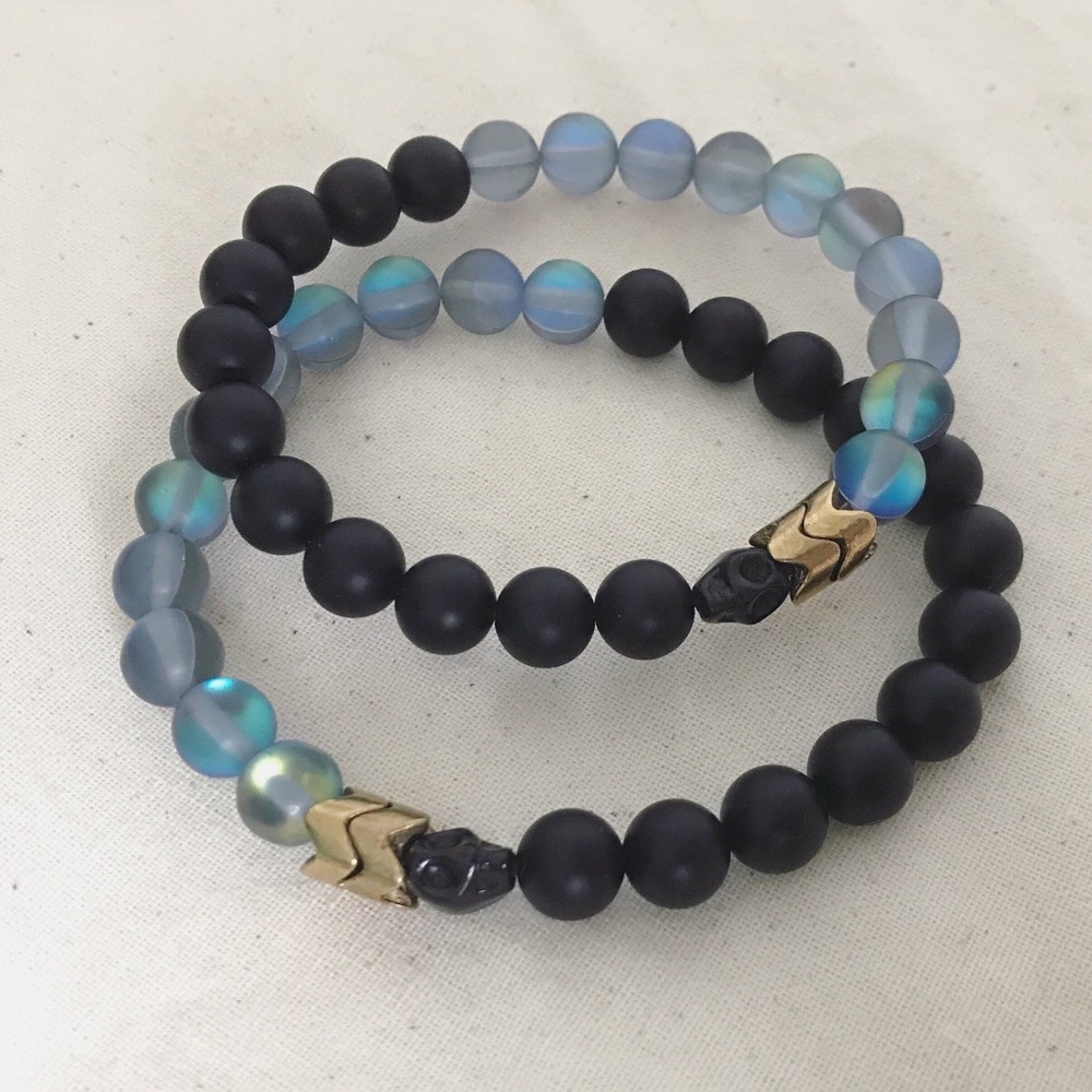 black and aura quartz skull gemstone brace…